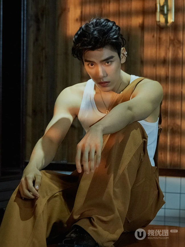 王子异肌肉图片，穿衣显瘦，脱衣有肌肉，西装总裁王子异肌肉写真图片