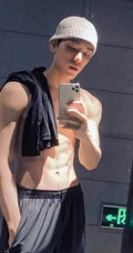 王子异肌肉图片，穿衣显瘦，脱衣有肌肉，西装总裁王子异肌肉写真图片
