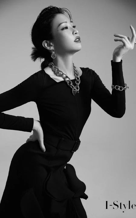 美籍华裔流行乐女歌手袁咏琳黑白写真杂志图片