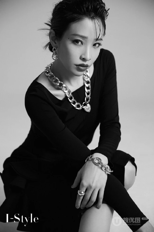 美籍华裔流行乐女歌手袁咏琳黑白写真杂志图片