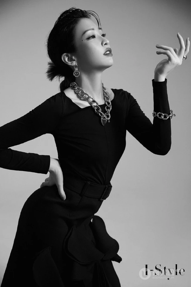 美籍华裔流行乐女歌手袁咏琳黑白写真杂志图片