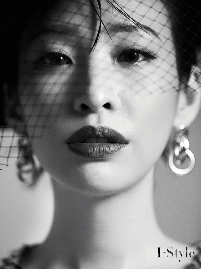 美籍华裔流行乐女歌手袁咏琳黑白写真杂志图片