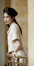 戴着黑色贝雷帽的白鹿套装短裙穿着优雅清新走廊，楼梯写真美照