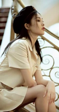 戴着黑色贝雷帽的白鹿套装短裙穿着优雅清新走廊，楼梯写真美照