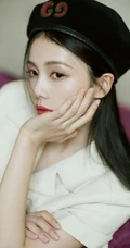 戴着黑色贝雷帽的白鹿套装短裙穿着优雅清新走廊，楼梯写真美照
