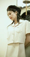 戴着黑色贝雷帽的白鹿套装短裙穿着优雅清新走廊，楼梯写真美照