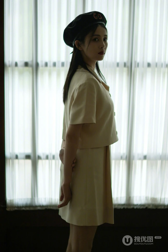 戴着黑色贝雷帽的白鹿套装短裙穿着优雅清新走廊，楼梯写真美照