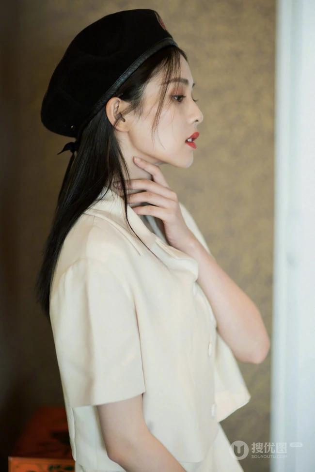戴着黑色贝雷帽的白鹿套装短裙穿着优雅清新走廊，楼梯写真美照