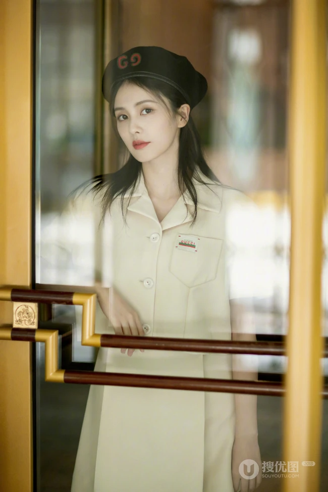 戴着黑色贝雷帽的白鹿套装短裙穿着优雅清新走廊，楼梯写真美照