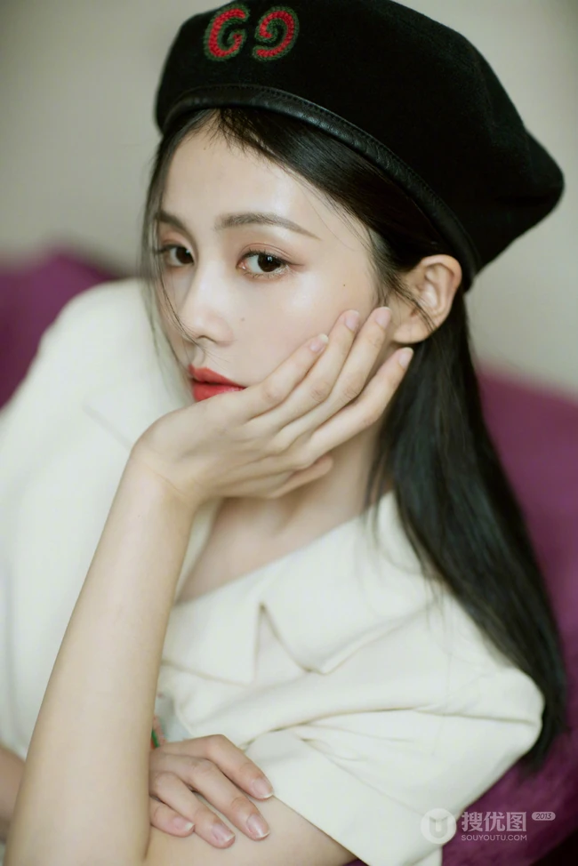 戴着黑色贝雷帽的白鹿套装短裙穿着优雅清新走廊，楼梯写真美照