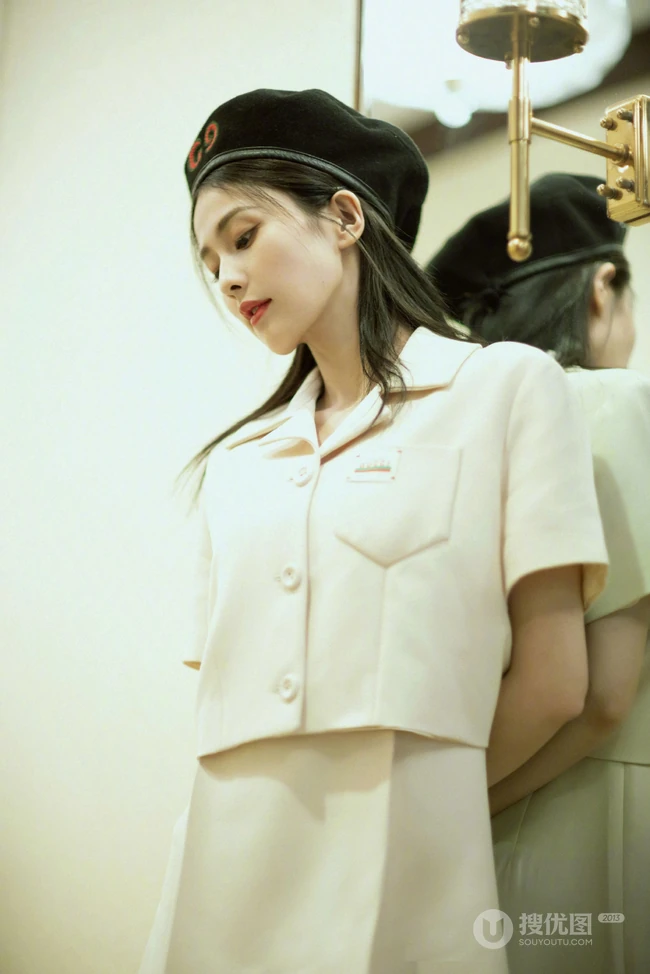 戴着黑色贝雷帽的白鹿套装短裙穿着优雅清新走廊，楼梯写真美照
