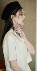 戴着黑色贝雷帽的白鹿套装短裙穿着优雅清新走廊，楼梯写真美照