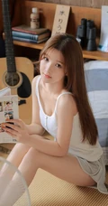 侧颜非常好看的女生小姐姐，手捧牛奶，身穿肩带衣短裤唯美室内写真