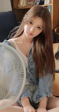 侧颜非常好看的女生小姐姐，手捧牛奶，身穿肩带衣短裤唯美室内写真