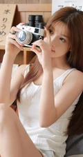 侧颜非常好看的女生小姐姐，手捧牛奶，身穿肩带衣短裤唯美室内写真