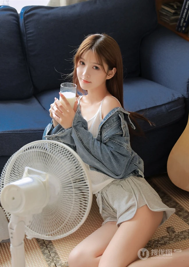 侧颜非常好看的女生小姐姐，手捧牛奶，身穿肩带衣短裤唯美室内写真