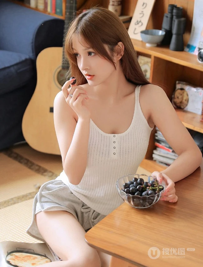 侧颜非常好看的女生小姐姐，手捧牛奶，身穿肩带衣短裤唯美室内写真