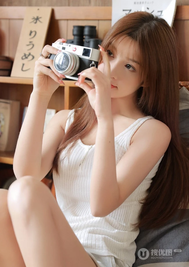 侧颜非常好看的女生小姐姐，手捧牛奶，身穿肩带衣短裤唯美室内写真