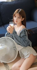 侧颜非常好看的女生小姐姐，手捧牛奶，身穿肩带衣短裤唯美室内写真