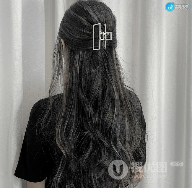 女生绑发发型，夏日避暑神器&ldquo;鲨鱼发夹&rdquo;绑发发型图集，美貌时髦兼具 第6张