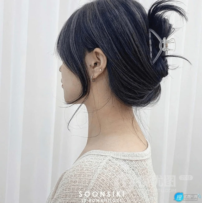 女生绑发发型，夏日避暑神器&ldquo;鲨鱼发夹&rdquo;绑发发型图集，美貌时髦兼具 第16张
