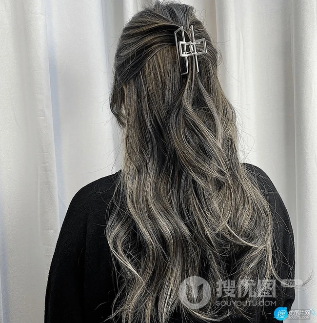 女生绑发发型，夏日避暑神器&ldquo;鲨鱼发夹&rdquo;绑发发型图集，美貌时髦兼具 第7张