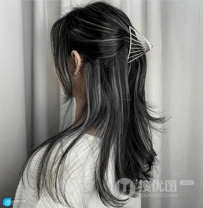 女生绑发发型，夏日避暑神器&ldquo;鲨鱼发夹&rdquo;绑发发型图集，美貌时髦兼具 第9张