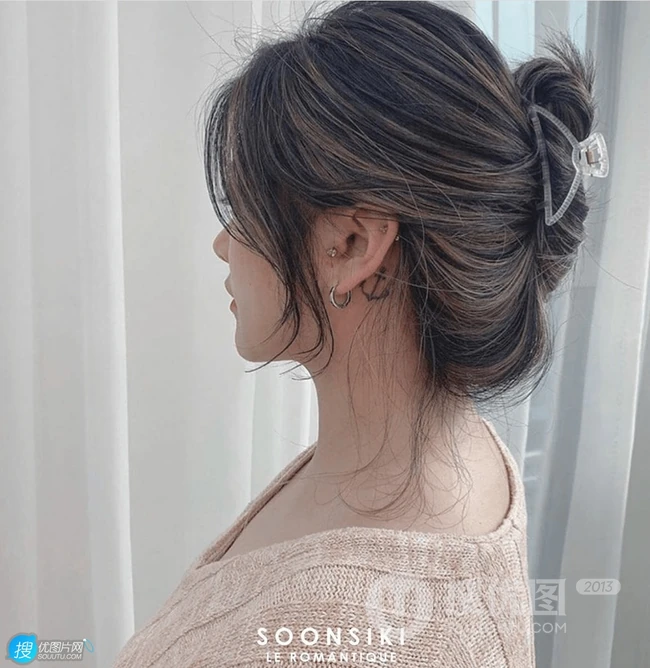 女生绑发发型，夏日避暑神器&ldquo;鲨鱼发夹&rdquo;绑发发型图集，美貌时髦兼具 第15张