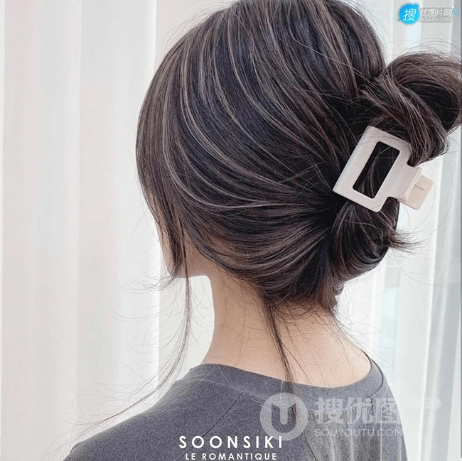 女生绑发发型，夏日避暑神器&ldquo;鲨鱼发夹&rdquo;绑发发型图集，美貌时髦兼具 第18张