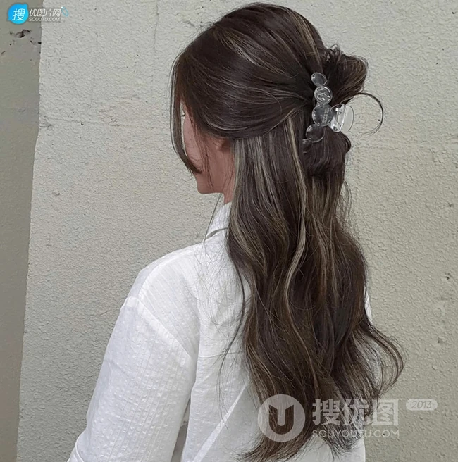 女生绑发发型，夏日避暑神器&ldquo;鲨鱼发夹&rdquo;绑发发型图集，美貌时髦兼具 第12张