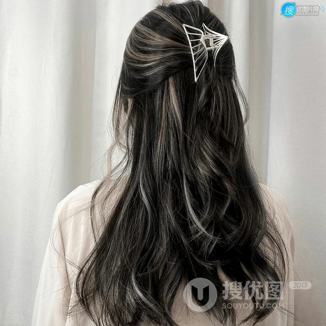 女生绑发发型，夏日避暑神器&ldquo;鲨鱼发夹&rdquo;绑发发型图集，美貌时髦兼具 第4张