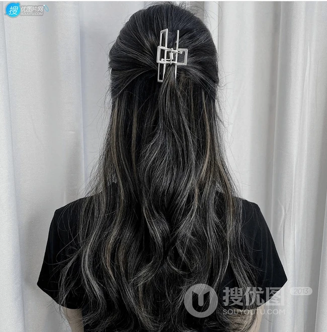 女生绑发发型，夏日避暑神器&ldquo;鲨鱼发夹&rdquo;绑发发型图集，美貌时髦兼具 第13张