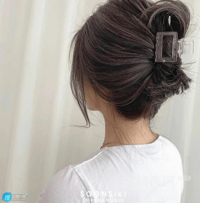 女生绑发发型，夏日避暑神器&ldquo;鲨鱼发夹&rdquo;绑发发型图集，美貌时髦兼具 第5张