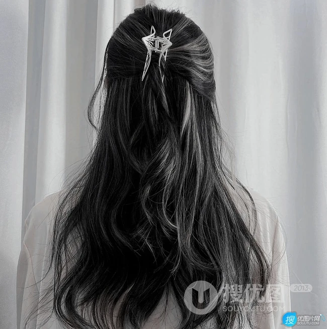 女生绑发发型，夏日避暑神器&ldquo;鲨鱼发夹&rdquo;绑发发型图集，美貌时髦兼具 第17张