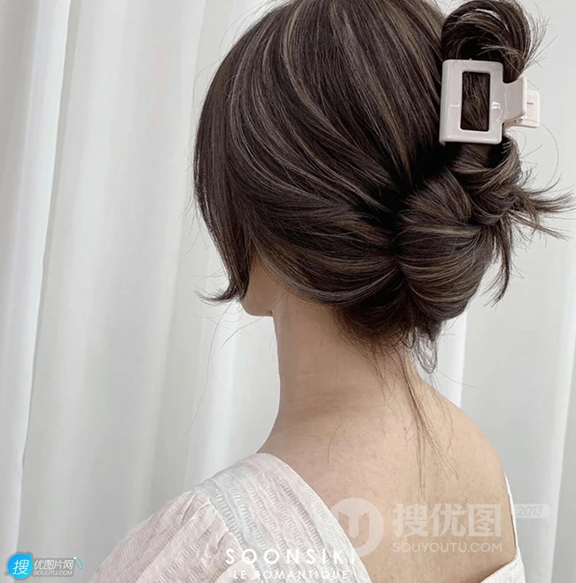 女生绑发发型，夏日避暑神器&ldquo;鲨鱼发夹&rdquo;绑发发型图集，美貌时髦兼具 第11张