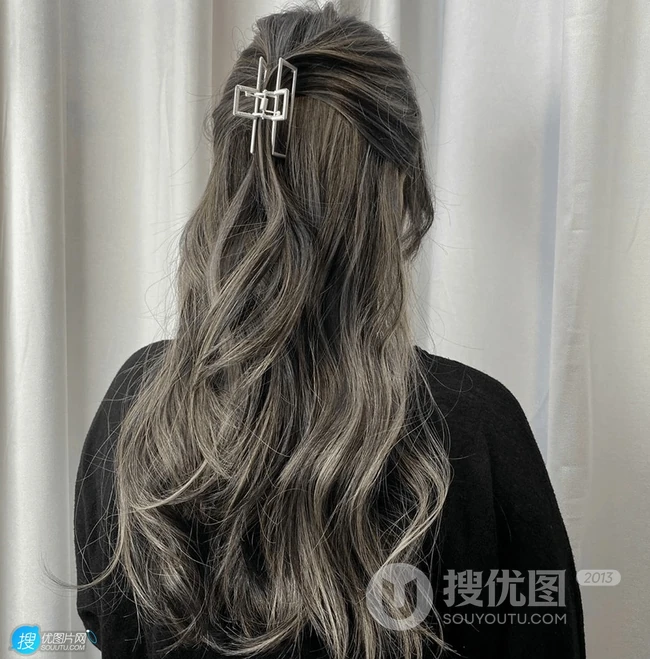 女生绑发发型，夏日避暑神器&ldquo;鲨鱼发夹&rdquo;绑发发型图集，美貌时髦兼具 第14张