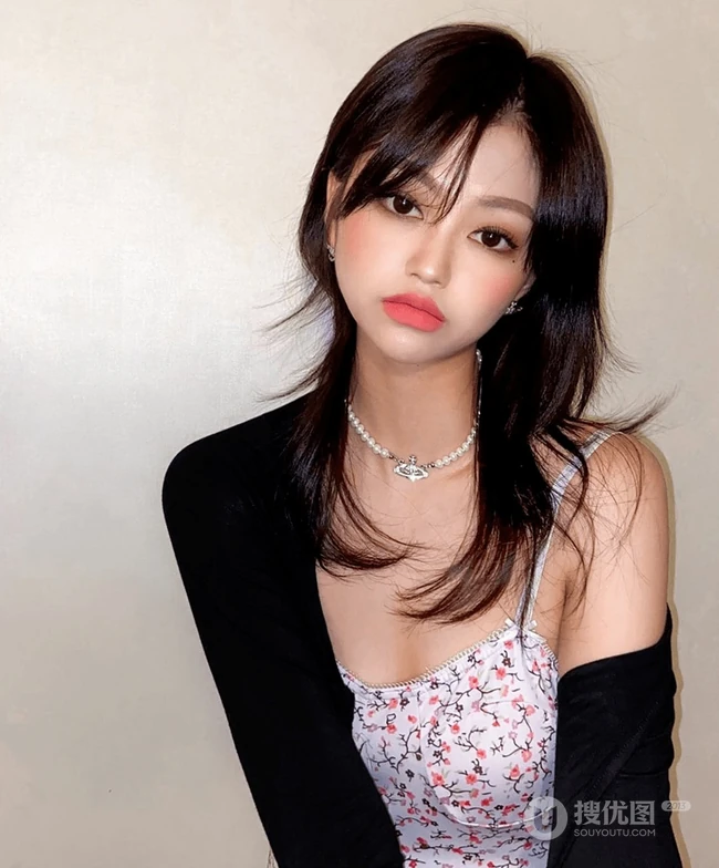 &ldquo;锁骨&rdquo;发型，遮眼刘海加锁骨发，嘴巴嘟嘟厚嘴唇的潮流女生中短发型欣赏 第4张