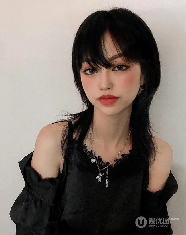 &ldquo;锁骨&rdquo;发型，遮眼刘海加锁骨发，嘴巴嘟嘟厚嘴唇的潮流女生中短发型欣赏 第8张