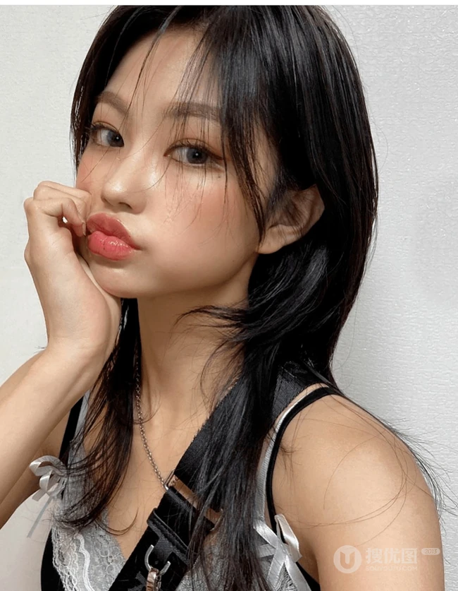 &ldquo;锁骨&rdquo;发型，遮眼刘海加锁骨发，嘴巴嘟嘟厚嘴唇的潮流女生中短发型欣赏 第5张