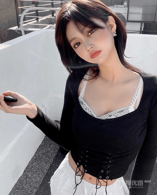 &ldquo;锁骨&rdquo;发型，遮眼刘海加锁骨发，嘴巴嘟嘟厚嘴唇的潮流女生中短发型欣赏 第1张