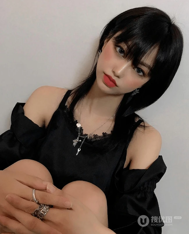 &ldquo;锁骨&rdquo;发型，遮眼刘海加锁骨发，嘴巴嘟嘟厚嘴唇的潮流女生中短发型欣赏 第6张