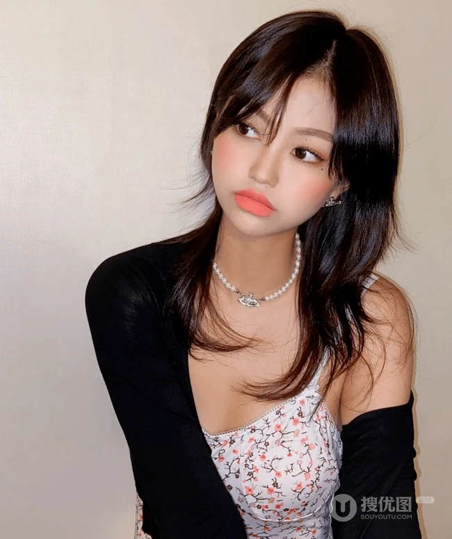 &ldquo;锁骨&rdquo;发型，遮眼刘海加锁骨发，嘴巴嘟嘟厚嘴唇的潮流女生中短发型欣赏 第3张
