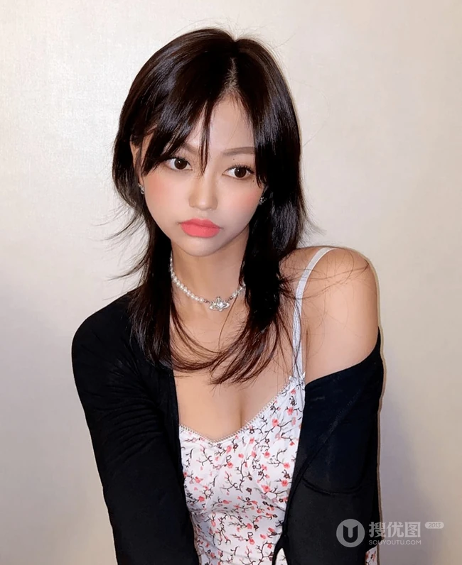 &ldquo;锁骨&rdquo;发型，遮眼刘海加锁骨发，嘴巴嘟嘟厚嘴唇的潮流女生中短发型欣赏 第7张