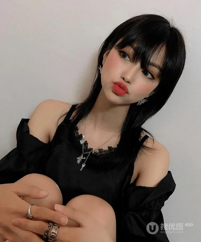 &ldquo;锁骨&rdquo;发型，遮眼刘海加锁骨发，嘴巴嘟嘟厚嘴唇的潮流女生中短发型欣赏 第2张