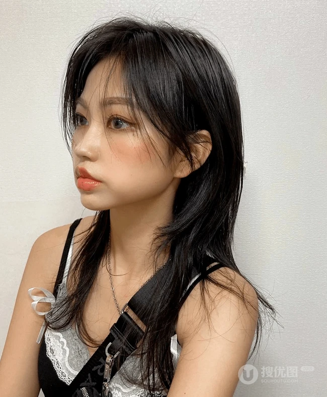 &ldquo;锁骨&rdquo;发型，遮眼刘海加锁骨发，嘴巴嘟嘟厚嘴唇的潮流女生中短发型欣赏 第11张