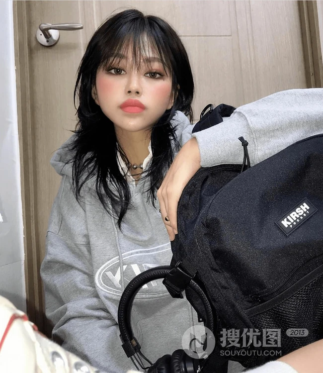 &ldquo;锁骨&rdquo;发型，遮眼刘海加锁骨发，嘴巴嘟嘟厚嘴唇的潮流女生中短发型欣赏 第15张