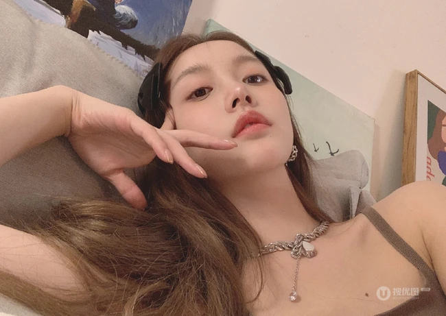 姜贞羽生活照，精选可爱俏皮女生姜贞羽自拍生活照美图
