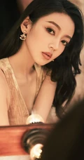 何瑞贤化身气质粉装伊人，身材苗条，长发柔顺，手拿包包优雅大方
