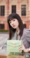 何瑞贤时尚搭配街拍写真，格纹连衣西服短裙着身，尽显个性时尚魅力