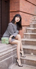 何瑞贤时尚搭配街拍写真，格纹连衣西服短裙着身，尽显个性时尚魅力